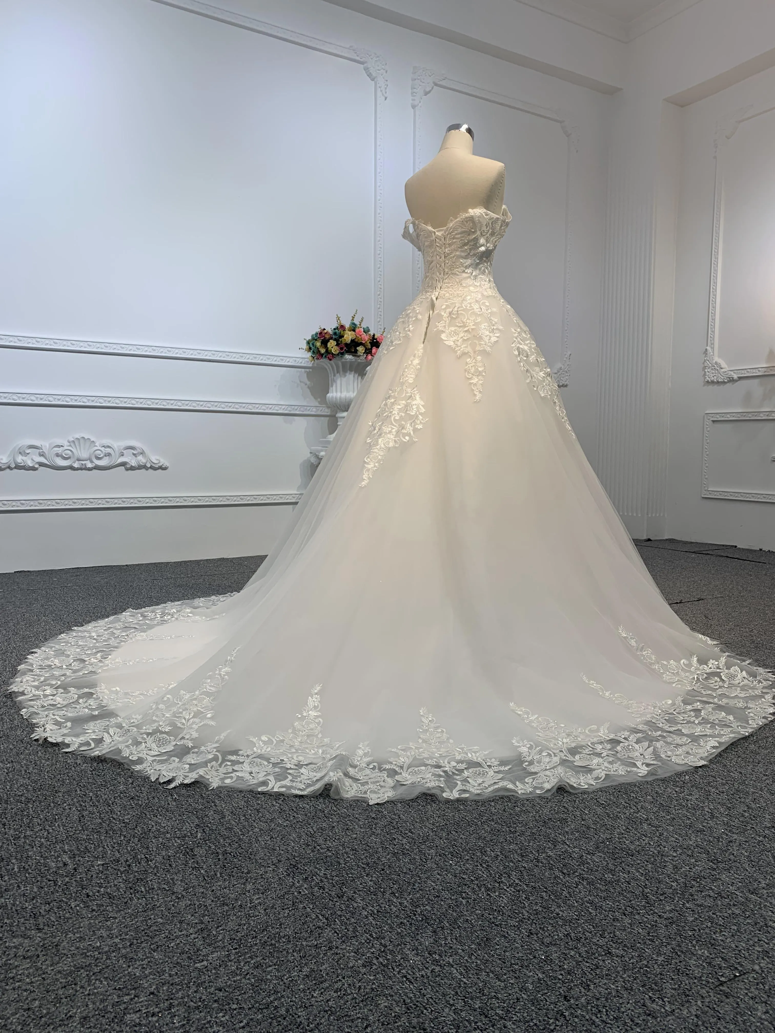 29686-The Embroidery Lace Wedding Dress With Tail