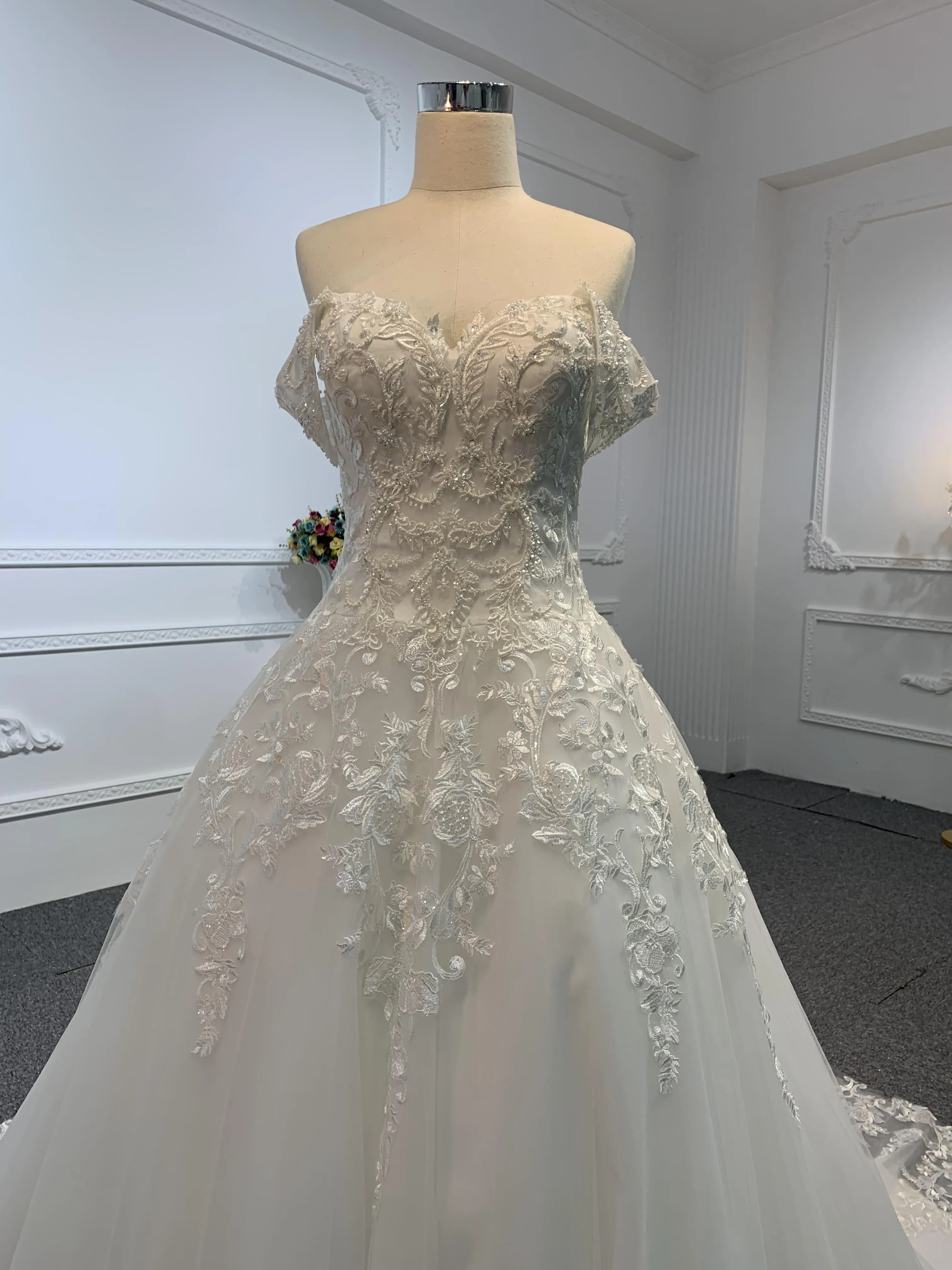 29686-The Embroidery Lace Wedding Dress With Tail