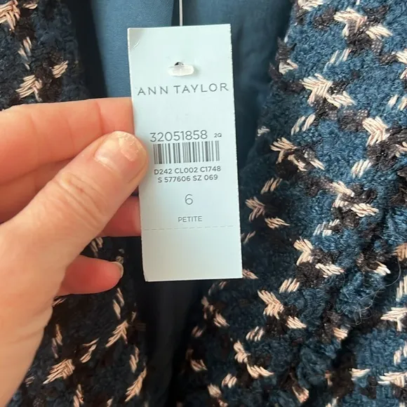 Ann Taylor NWT The Greenwich Blazer in Tweed.  Size 6P.