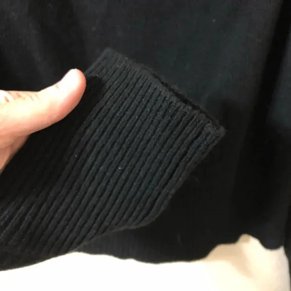 Frame Cut-Out Turtleneck Cashmere Sweater in Black - Size XL
