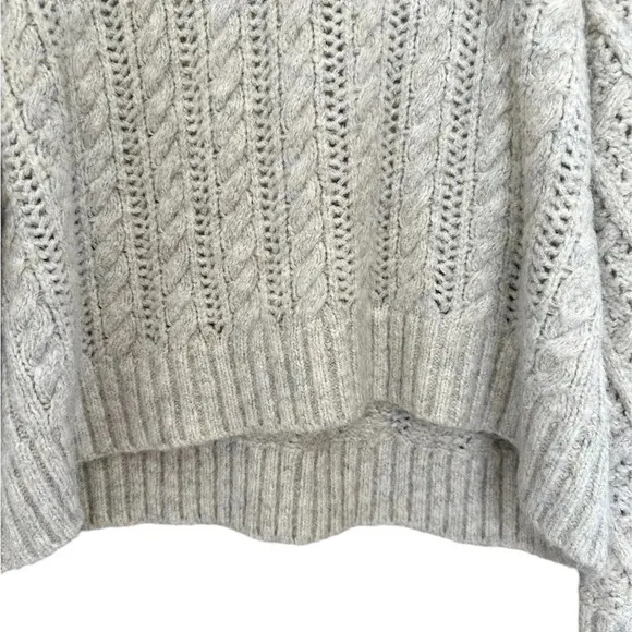 Line Pullover cable knit v-neck sweater with beautiful detailing Size L