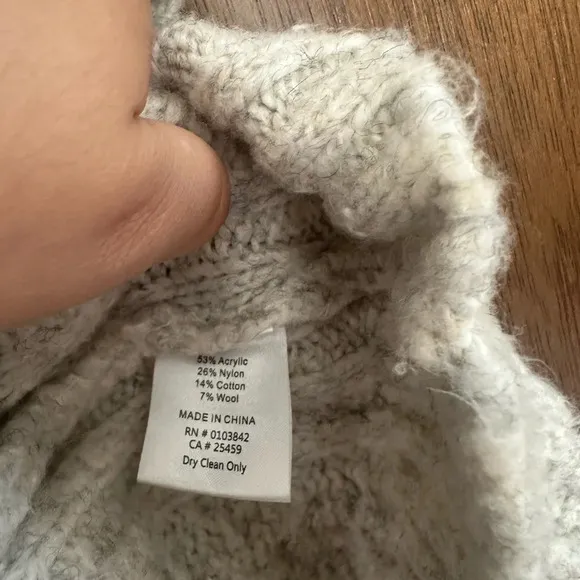 Line Pullover cable knit v-neck sweater with beautiful detailing Size L