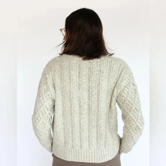Line Pullover cable knit v-neck sweater with beautiful detailing Size L