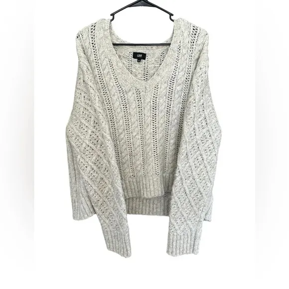 Line Pullover cable knit v-neck sweater with beautiful detailing Size L
