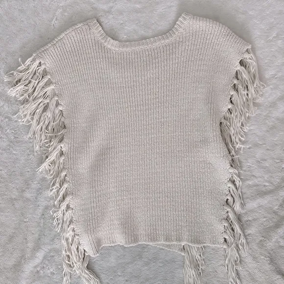 NWOT- CUPCAKES &amp; CASHMERE Revolve Napa Fringe Poncho in Ivory