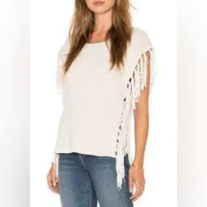 NWOT- CUPCAKES &amp; CASHMERE Revolve Napa Fringe Poncho in Ivory