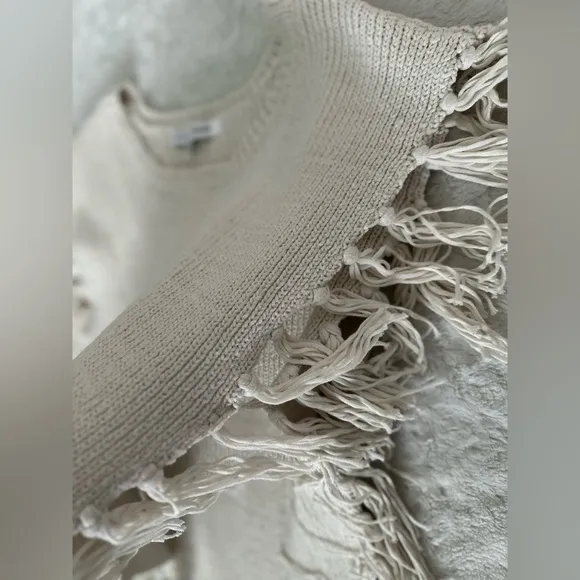 NWOT- CUPCAKES &amp; CASHMERE Revolve Napa Fringe Poncho in Ivory