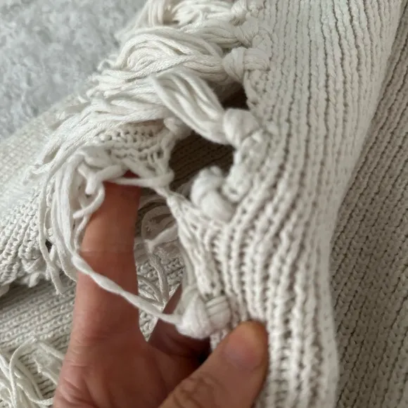 NWOT- CUPCAKES &amp; CASHMERE Revolve Napa Fringe Poncho in Ivory