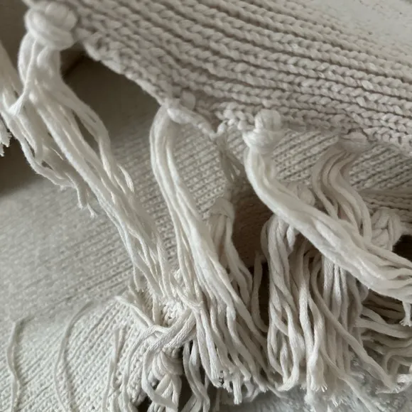 NWOT- CUPCAKES &amp; CASHMERE Revolve Napa Fringe Poncho in Ivory
