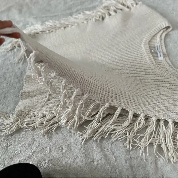 NWOT- CUPCAKES &amp; CASHMERE Revolve Napa Fringe Poncho in Ivory