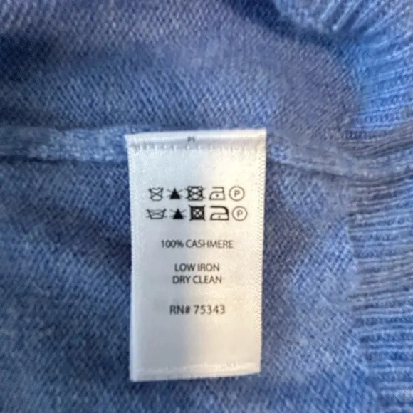 TAHARI 100% 2 ply cashmere blue sweater MED