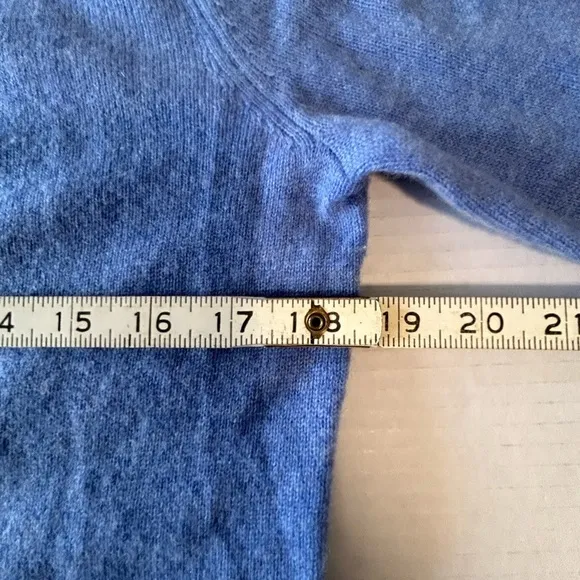 TAHARI 100% 2 ply cashmere blue sweater MED