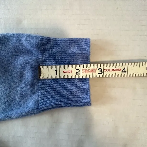 TAHARI 100% 2 ply cashmere blue sweater MED