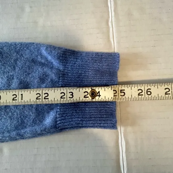 TAHARI 100% 2 ply cashmere blue sweater MED