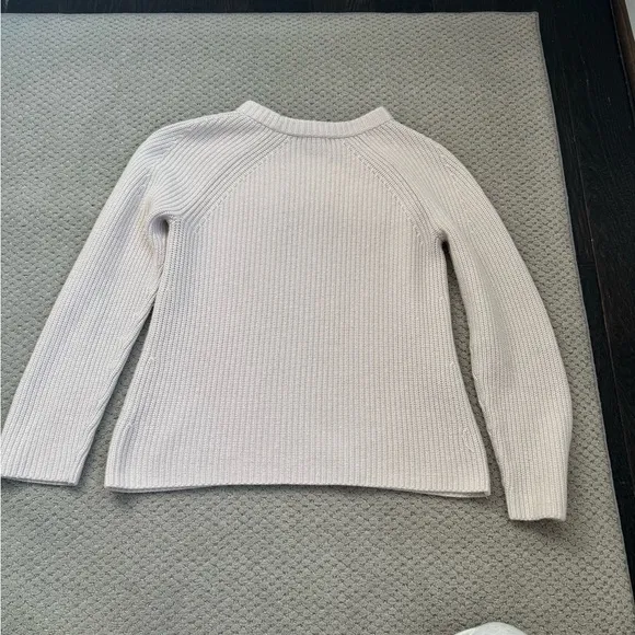 Vince cream crew neck sweater small