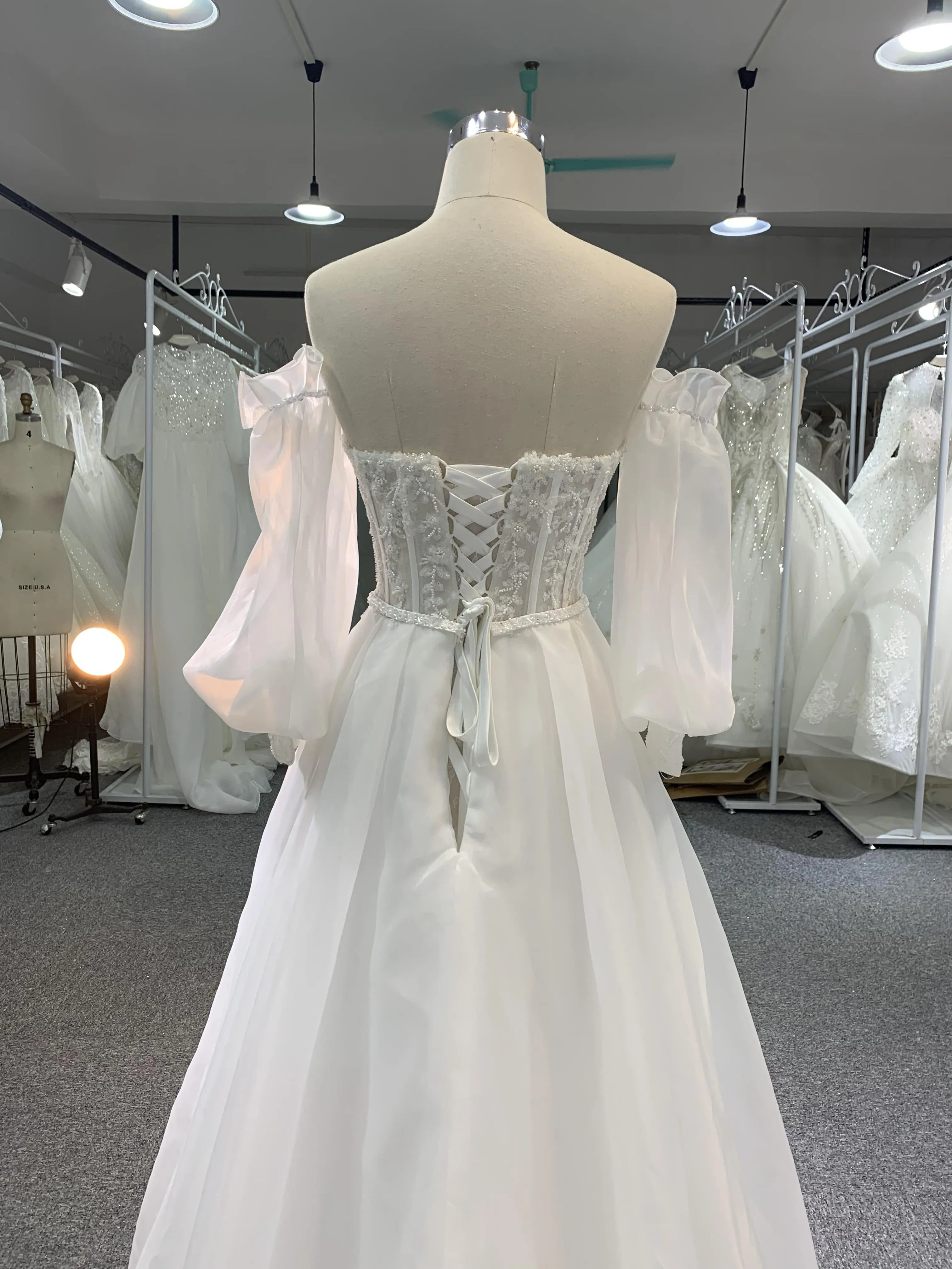 Z006-Organza Sweetheart Neckline Wedding Dress With Long Tail & Removable Sleeve