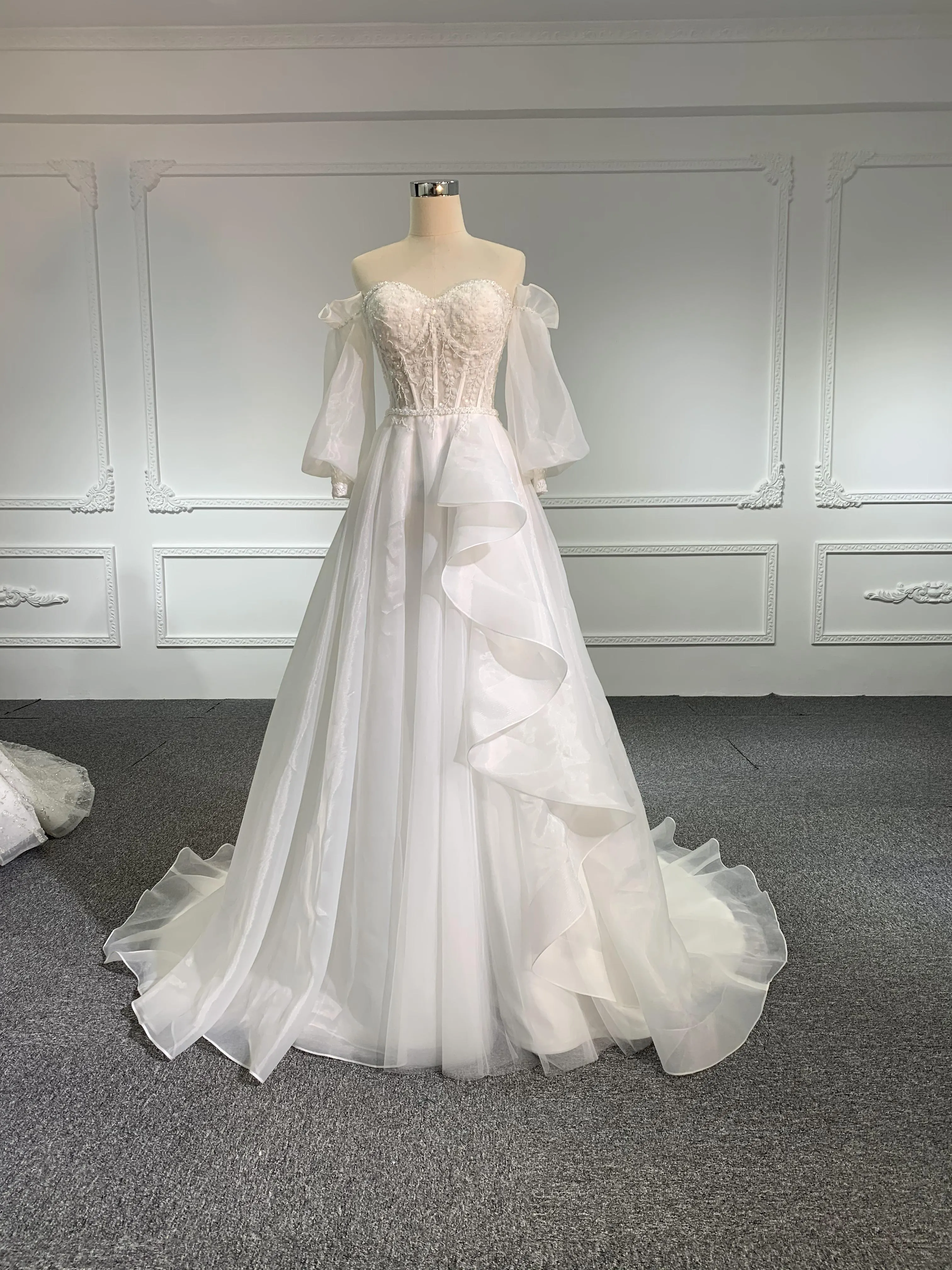 Z006-Organza Sweetheart Neckline Wedding Dress With Long Tail & Removable Sleeve