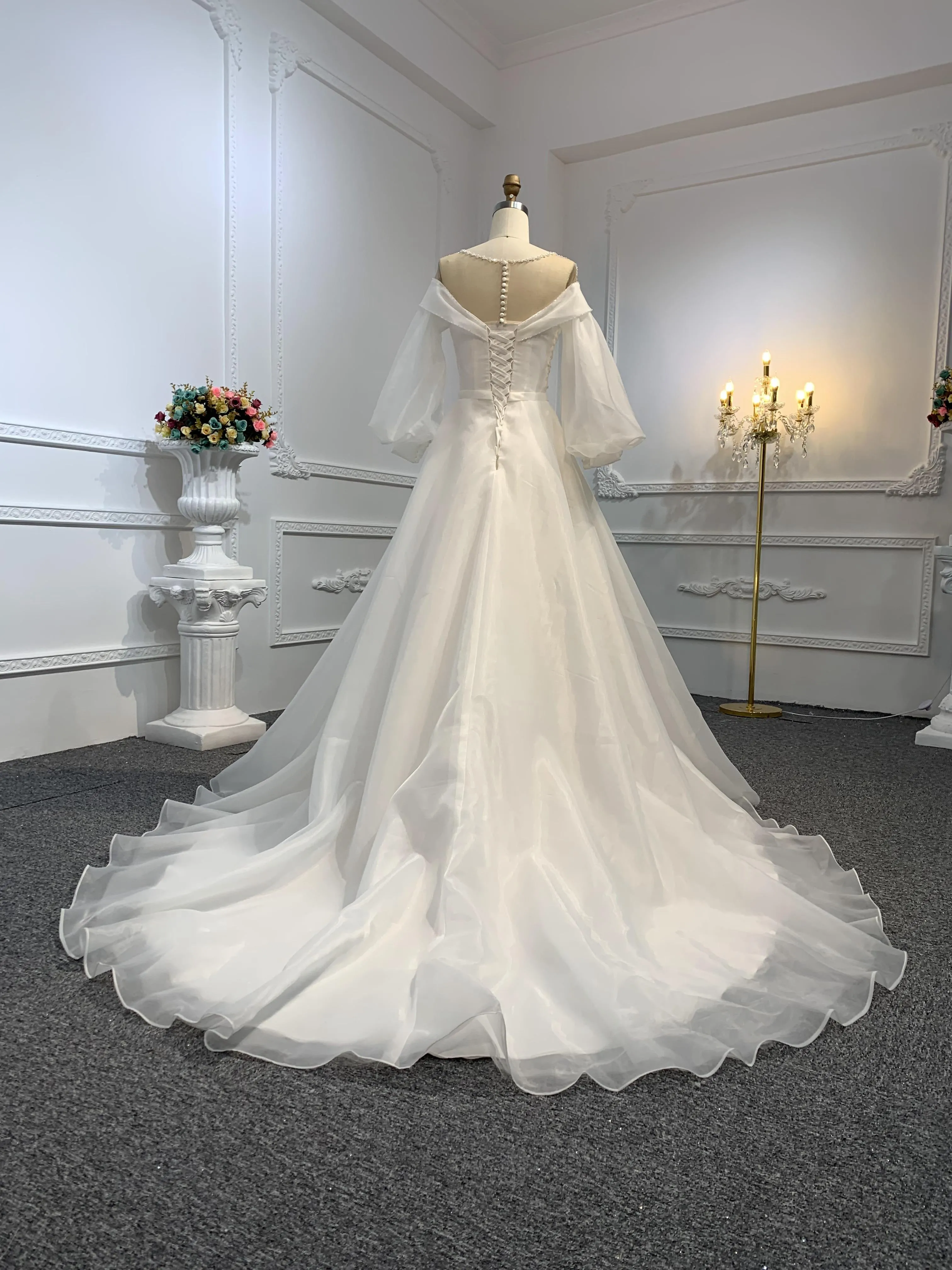 Z020-The Organza Long Sleeve Sweetheart Neckline Wedding Gown With Long Tail
