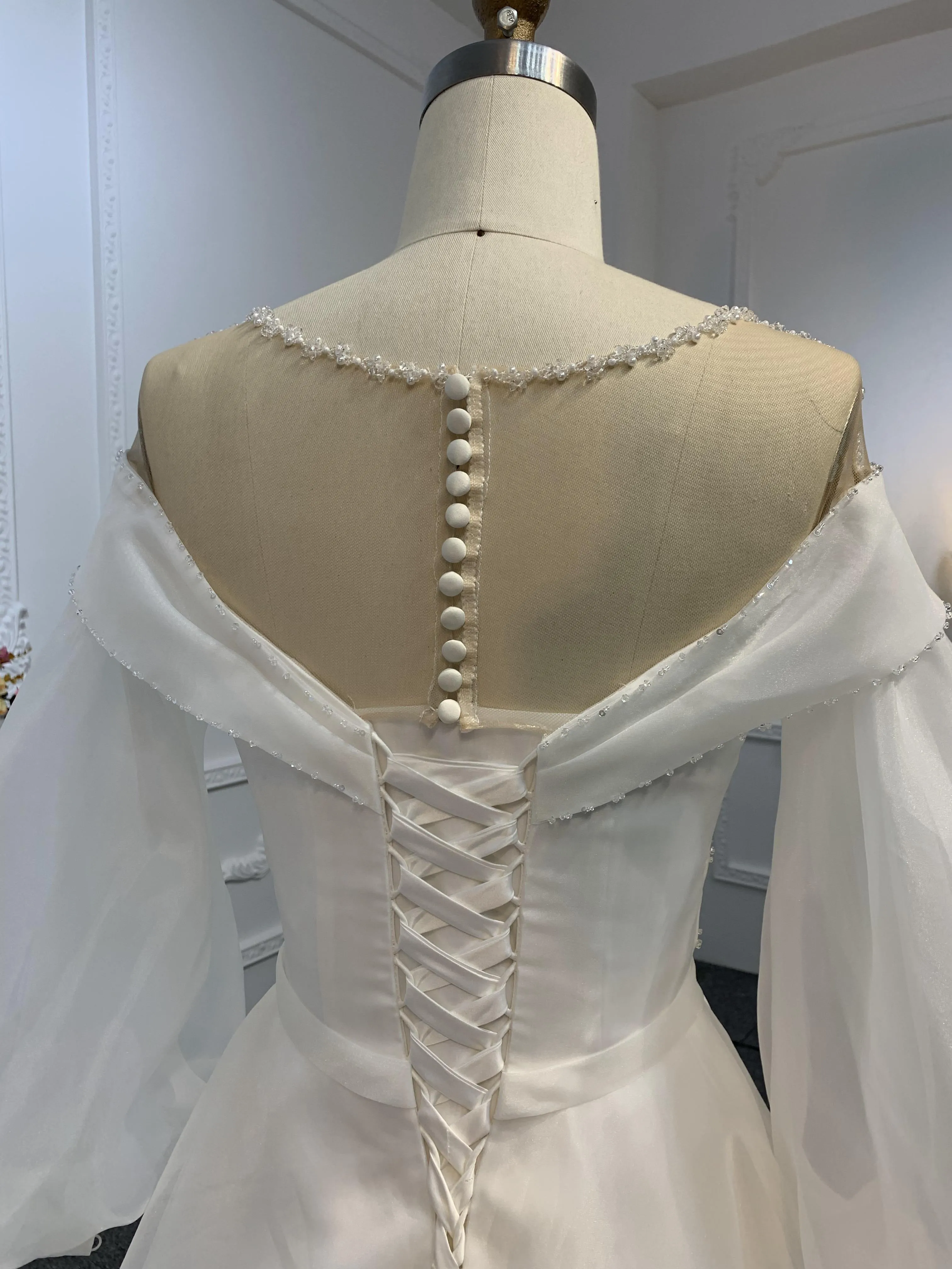 Z020-The Organza Long Sleeve Sweetheart Neckline Wedding Gown With Long Tail