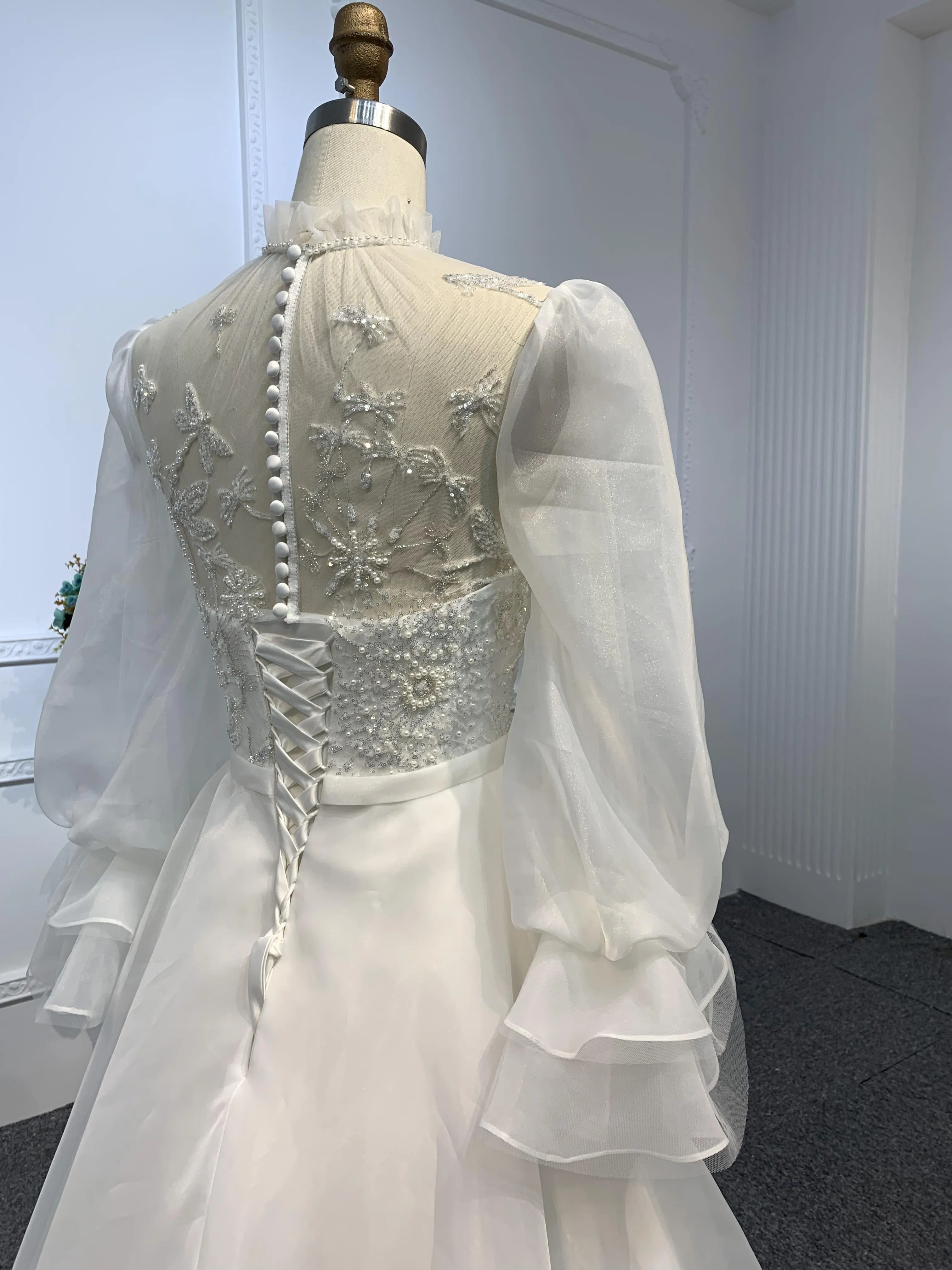 Z022-Long Sleeve Organza Sweetheart Neckline With Long Train