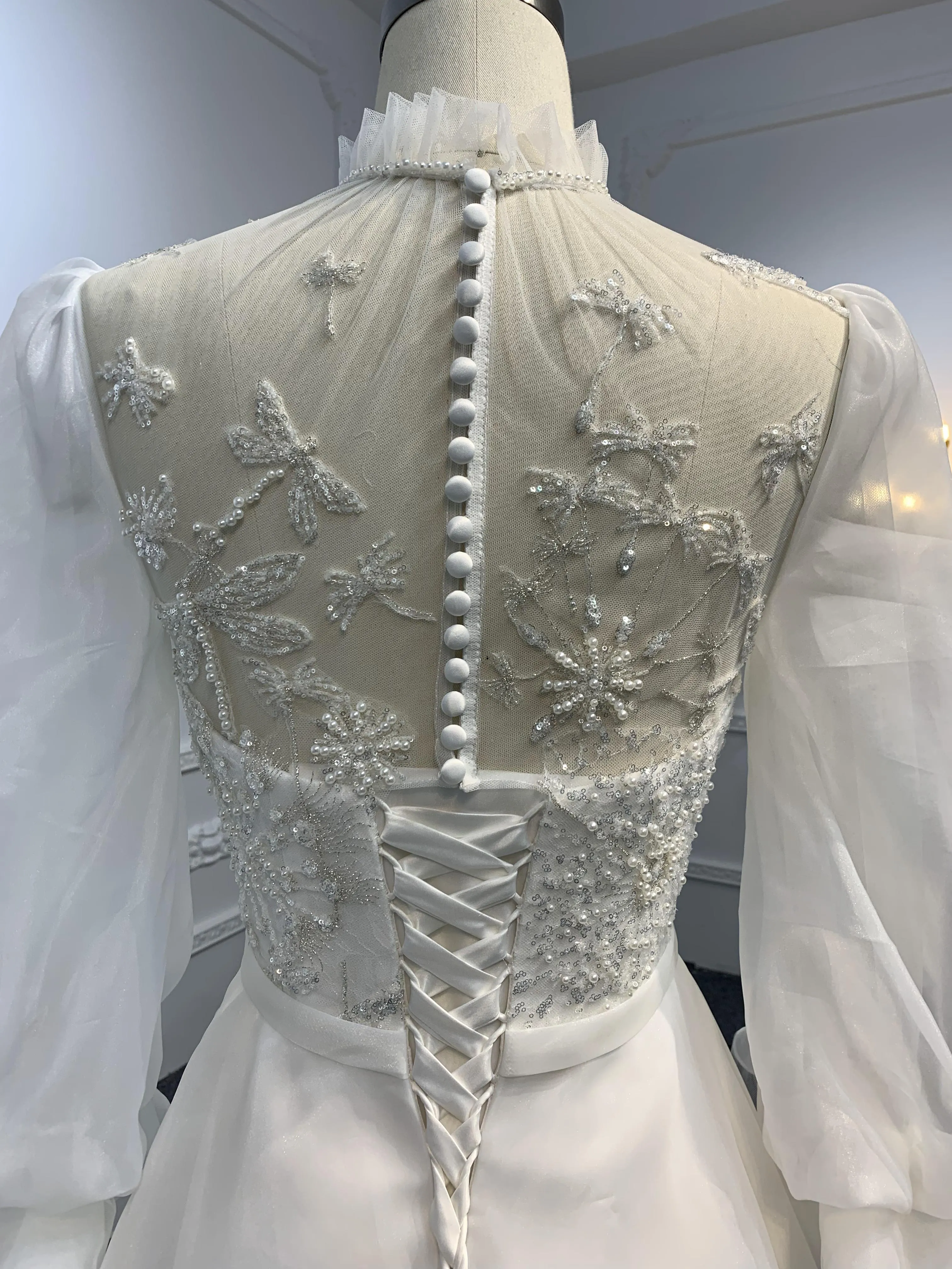 Z022-Long Sleeve Organza Sweetheart Neckline With Long Train