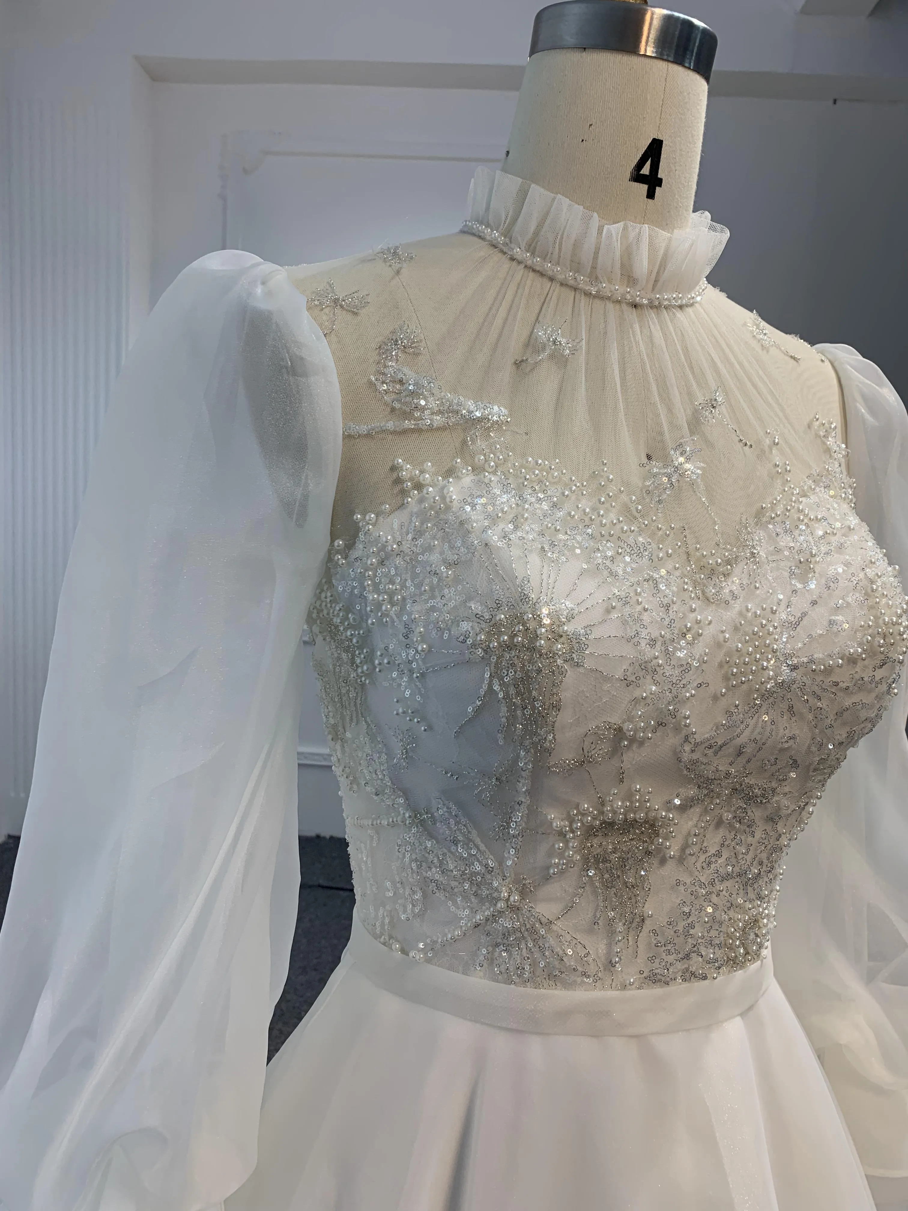 Z022-Long Sleeve Organza Sweetheart Neckline With Long Train
