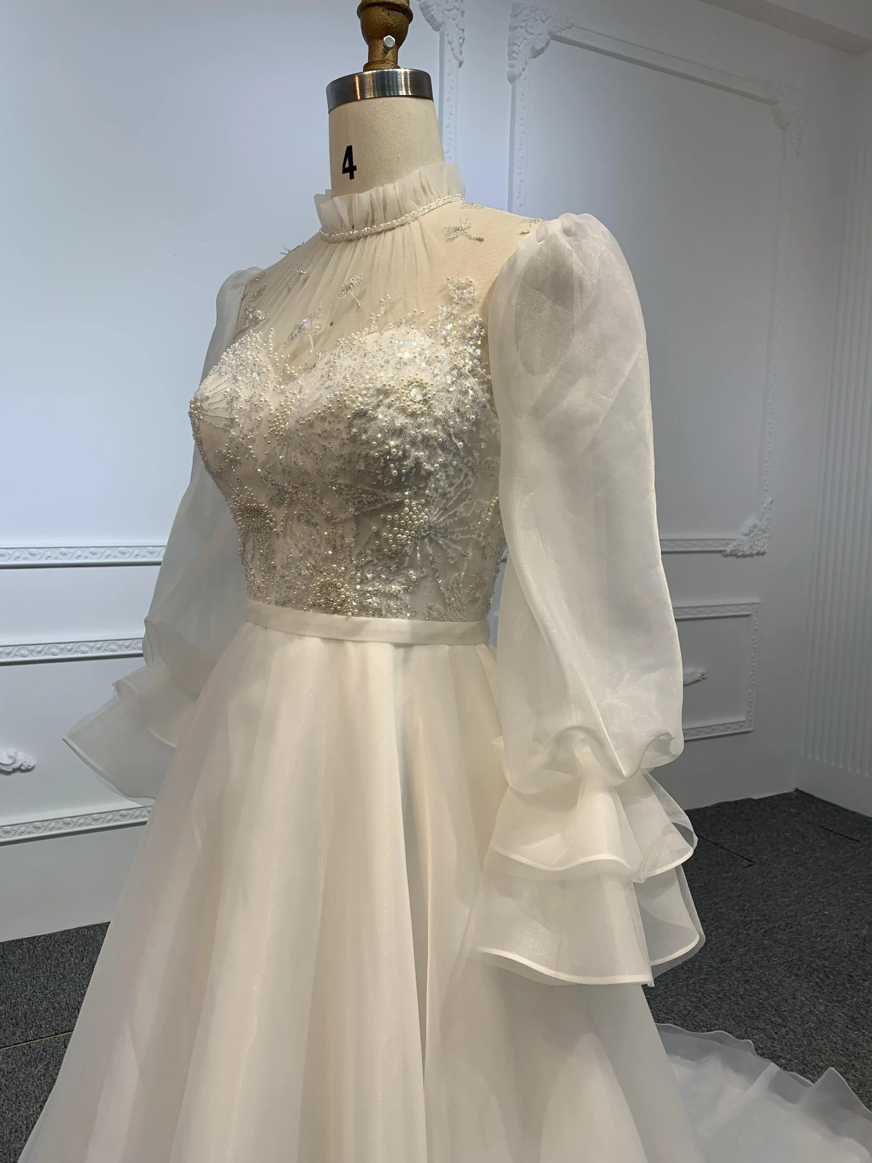 Z022-Long Sleeve Organza Sweetheart Neckline With Long Train